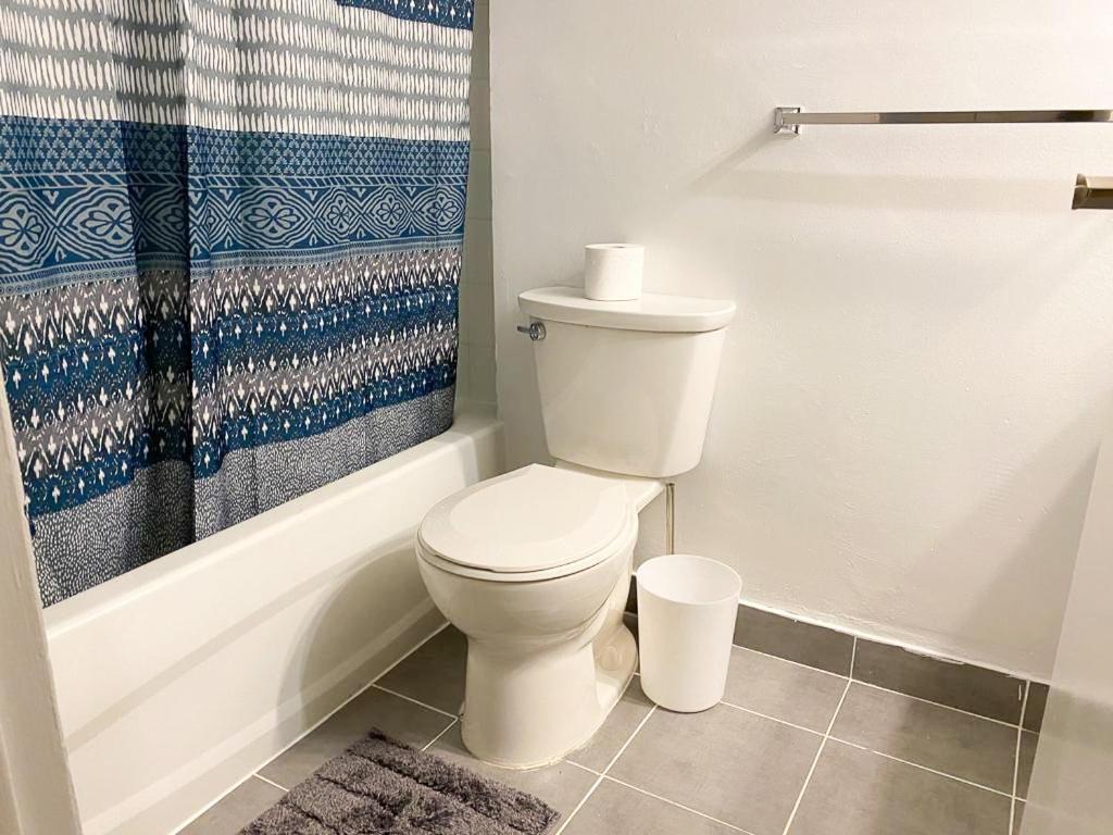 Bright Apartment Close To City With Free Parking Toronto Luaran gambar