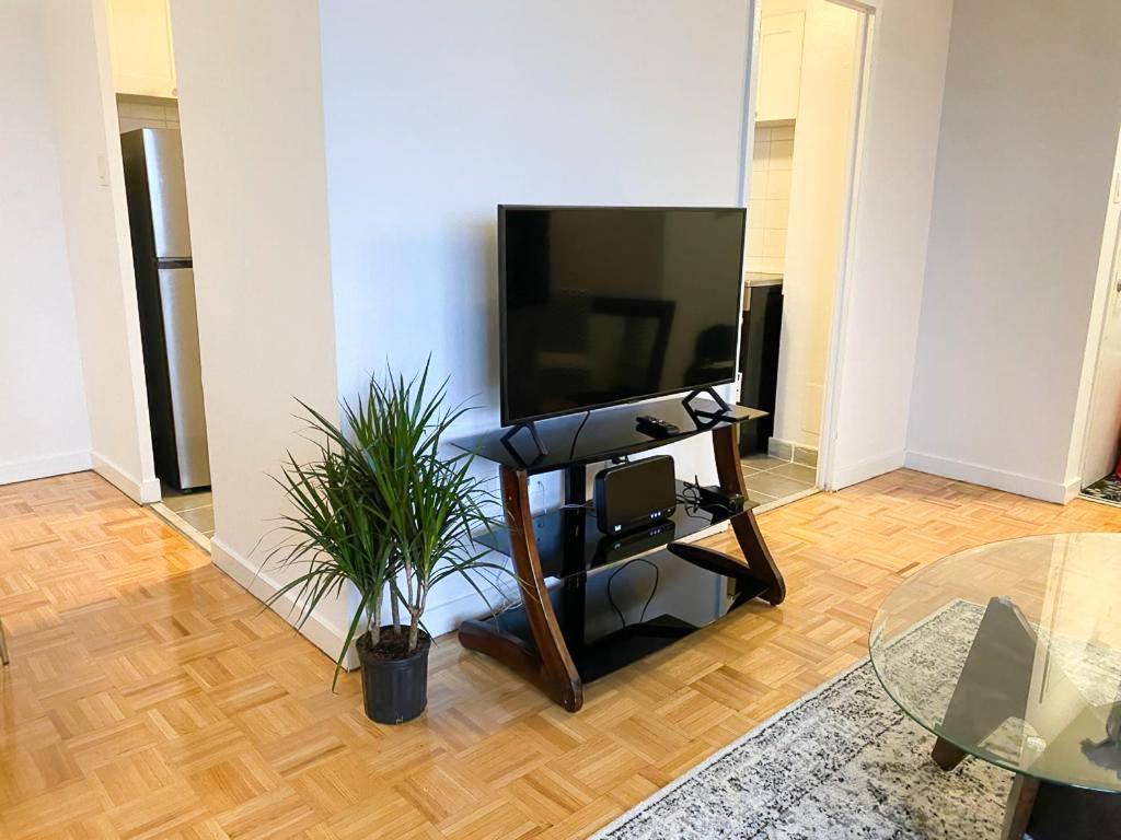 Bright Apartment Close To City With Free Parking Toronto Luaran gambar